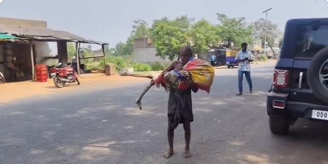 বোনের মৃত্যুর প্রমাণে কবর খুঁড়ে কঙ্কাল নিয়ে ব্যাংকে হাজির ভাই