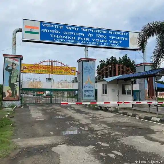দীর্ঘ দুই বছর বন্ধ থাকার পর অবশেষে ভ্রমণ ভিসায় ভারত-বাংলাদেশ যাত্রী পারাপার শুরু হলো।